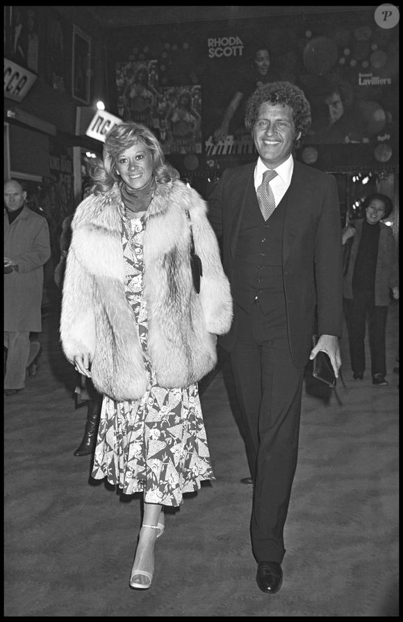 Archives - Joe Dassin et sa femme assistent au concert de Mathis à Paris. BERTRAND RINDOFF PETROFF / BESTIMAGE