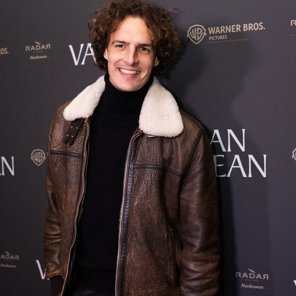 Paul de Saint Sernin à la première du film "Jean Valjean" au cinéma Publicis à Paris le 17 novembre 2025. © Julien Sarkissian / Bestimage