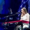 Héléna Bailly : en plein concert, un fan l'alerte sur une situation embarrassante