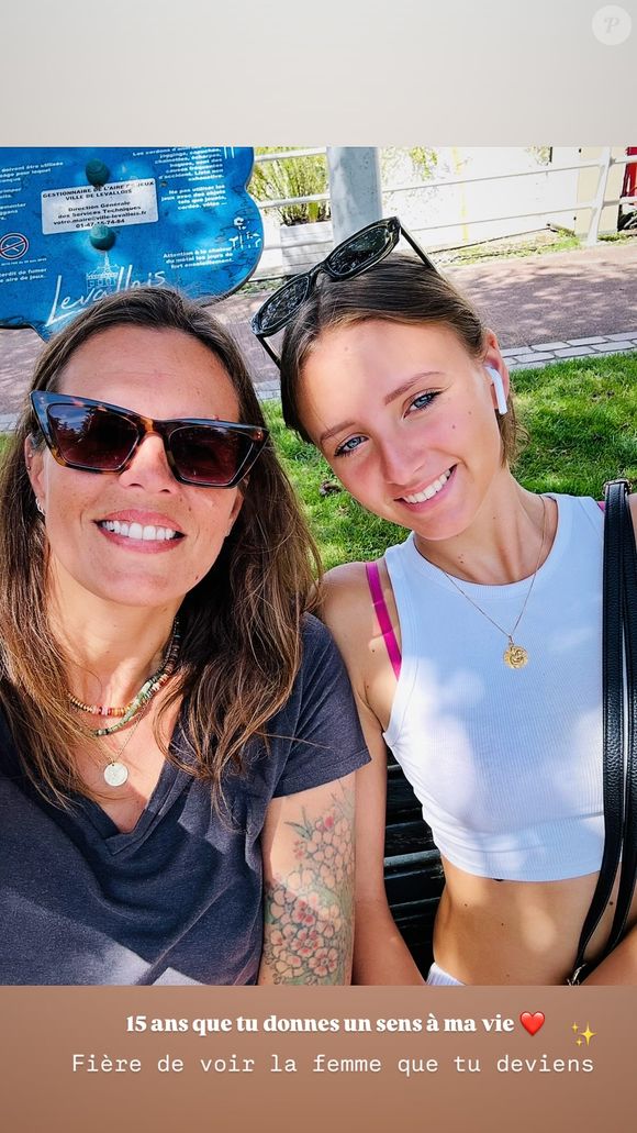 Malgré une compétition exigeante, elle bénéficie d’un fort soutien familial.

Laure Manaudou pose avec sa fille Manon, fruit de sa relation avec Frédérick Bousquet, pour ses 15 ans