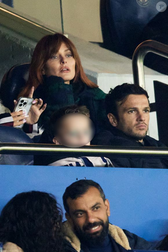 Caroline Receveur, son mari Hugo Philip et leur fils Marlon - Célébrités dans les tribunes du match de Ligue 1 McDonald's opposant le Paris Saint-Germain (PSG) à Lyon (3-1) au Parc des Princes à Paris le 15 décembre 2024. © Cyril Moreau/Bestimage