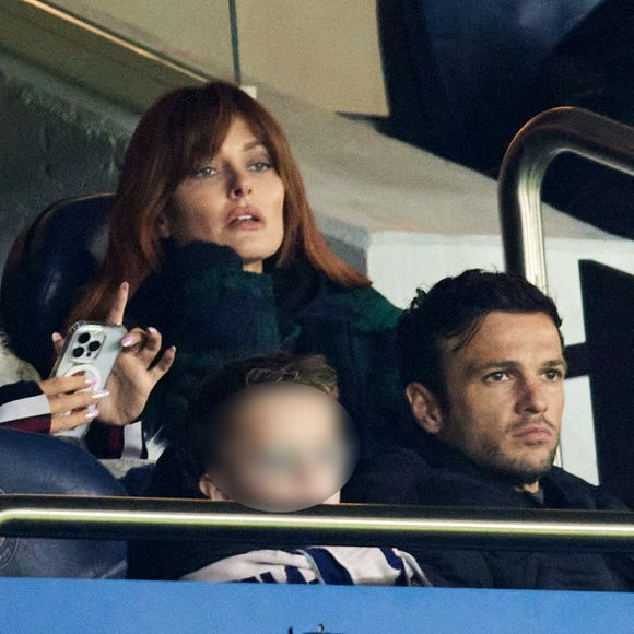 Caroline Receveur, son mari Hugo Philip et leur fils Marlon - Célébrités dans les tribunes du match de Ligue 1 McDonald's opposant le Paris Saint-Germain (PSG) à Lyon (3-1) au Parc des Princes à Paris le 15 décembre 2024. © Cyril Moreau/Bestimage