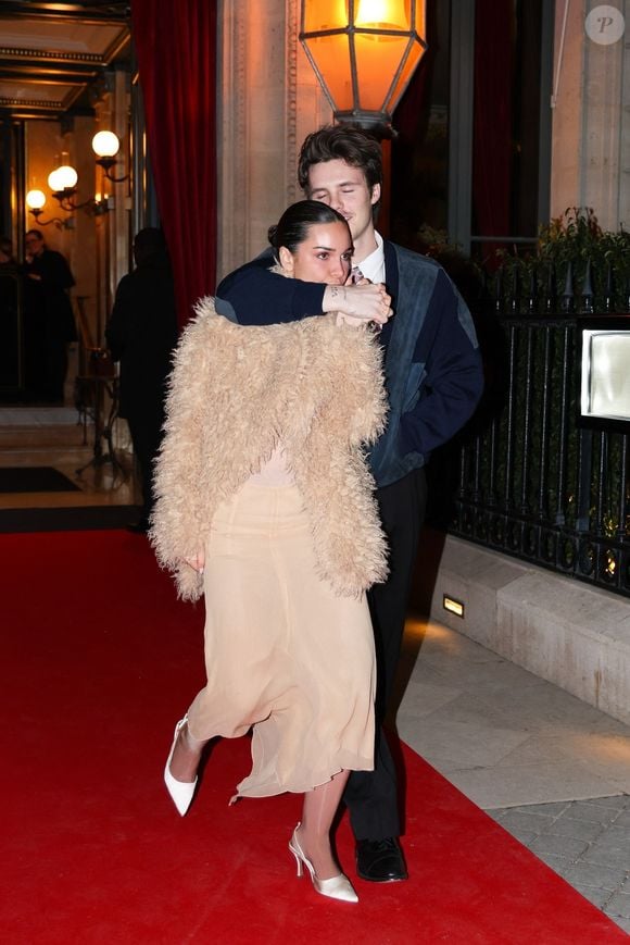 David et Victoria Beckham sortent de leur hôtel à Paris, accompagnés de leurs fils Romeo et Cruz et de leurs amies Kim et Jackie.


Sur la photo : Cruz Beckham, Jackie Apostel