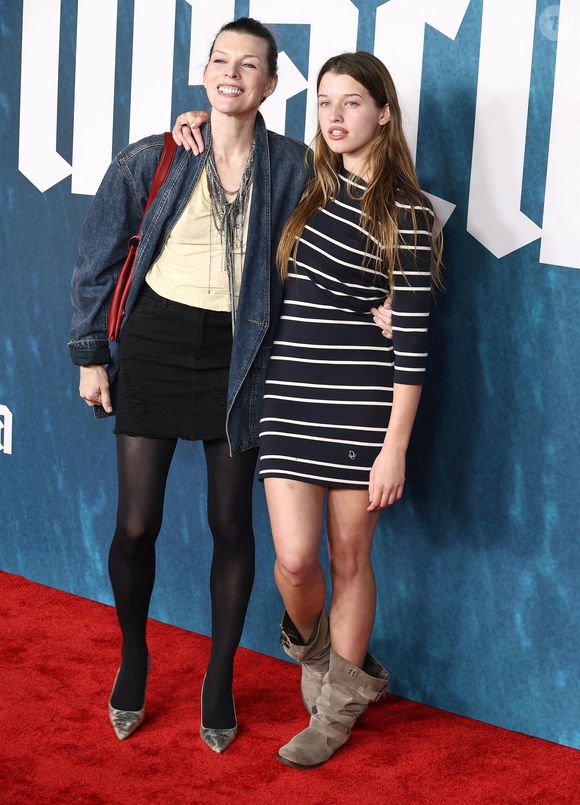 Hollywood, CA La première de 'Dracula' a eu lieu au TCL Chinese Theater à Hollywood, Californie le 03/02/2026.

Sur la photo : Milla Jovovich, Ever Anderson 

Photo : Backgrid USA / Bestimage