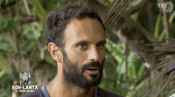 Jean-Charles, Bastien, Géraldine et François disputent l'épreuve des poteaux dans "Koh-Lanta, Le Totem maudit", lors de la finale.