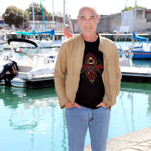 Jean-Marc Barr - Photocall du film en compétition "Rivages" lors de la 26ème Edition du Festival de la Fiction de La Rochelle. Le 13 septembre 2024
© Patrick Bernard / Bestimage