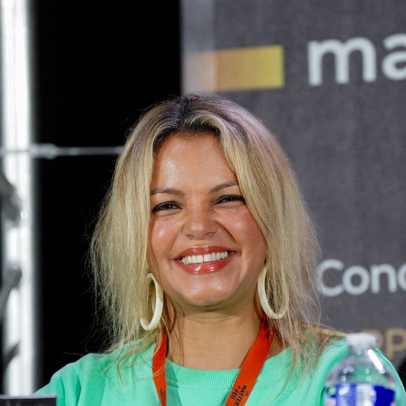 Il s'agit de Séverine Ferrer, avec qui il a partagé une histoire d'amour dans les années 90.

Severine Ferrer - Édition 2025 des Masters de Feu - Concours international d'art pyrotechnique à l'Hippodrome de Compiègne le 20 septembre 2025. Chaque année, depuis 2016, les meilleurs artificiers internationaux se donnent rendez-vous à Compiègne pour s'affronter lors d'une seule et même soirée.
© Anne-Sophie Guebey / Bestimage