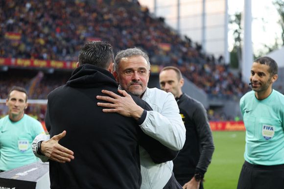 Pierre SAGE (entraineur RC Lens) et Luis ENRIQUE (entraîneur Paris Saint-Germain) lors du match RC Lens vs Paris Saint-Germain, Ligue 1 J29, stade Bollaert-Delelis, le 13 mai 2026 - photo Laurent Sanson / PsnewZ / Bestimage