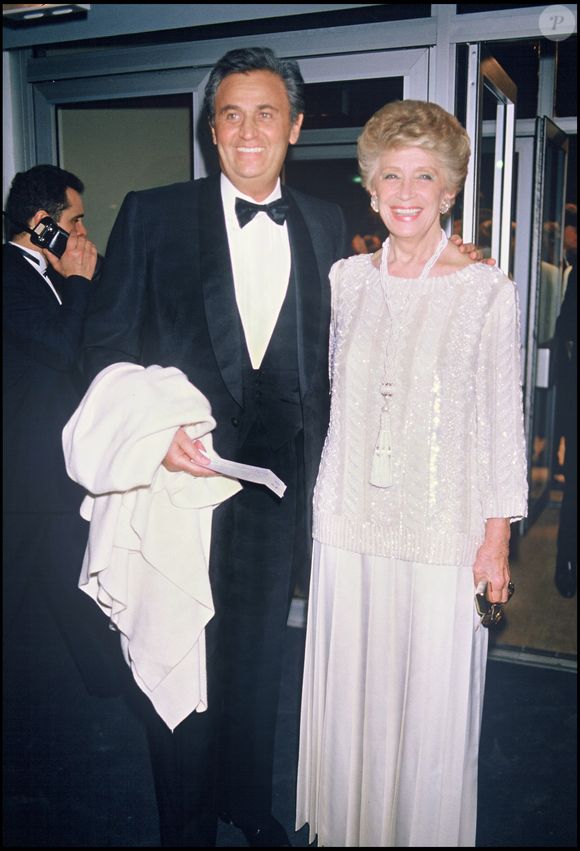 Après la naissance d'Isabelle, il avait épousé Christine Gouze-Rénal.

Archives - Roger Hanin et sa femme Christine Gouze-Rénal au festival de Cannes en 1989.