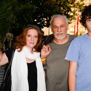 Francis Perrin, sa femme Gersende avec leurs fils Louis et Baptiste à l'inauguration de la fête des Tuileries organisée par Caroline Barclay le 24 juin 2016.
© Coadic Guirec / Bestimage