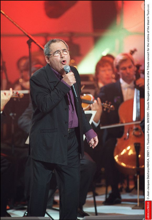© Jean-Jacques Datchary/ABACA. 29021-11. Toulouse-France, 30/9/2001. Claude Nougaro se produit lors du concert d'hommage aux victimes de l'attentat de Toulouse.