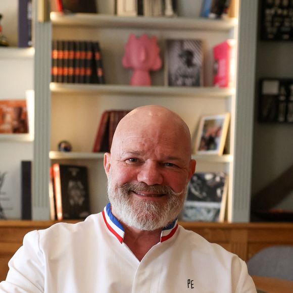 Exclusif - Le chef Philippe Etchebest dans les cuisines de son restaurant "Maison Nouvelle" à Bordeaux, le 11 avril 2025. ©Jean-Marc Lhomer/Bestimage.