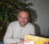 À l’époque, le chef ne parvient pas à lui trouver immédiatement une table dans ce restaurant déjà très prisé.

Les Chefs à Saint-Tropez fêtent les producteurs 2026. Arnaud Donckele en dédicace salle Jean Desplas, place des Lices à Saint-Tropez, le 3 mai 2026. © Jean-Marc LhomerBestimage.
