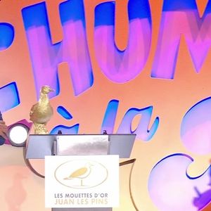 Kev Adams et Jamel Debbouze lors de la troisième édition du Festival "L'humour à la plage" diffusée sur TF1 jeudi 27 août 2026

Capture d'écran TF1 "L'humour à la plage"