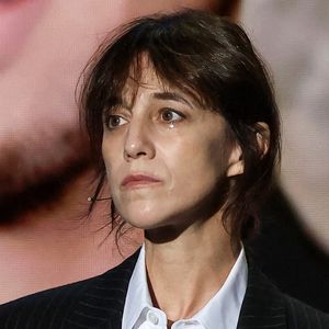 Charlotte Gainsbourg en pleurs lors d'une cérémonie organisée par le Conseil des institutions juives de France (CRIF) en hommage aux victimes des attentats du Hamas du 7 octobre 2023 contre Israël, à l'occasion du premier anniversaire de l'événement, à Paris, le 7 octobre 2024. © Stéphane Lemouton / Bestimage
