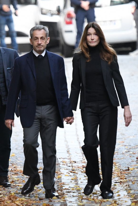 Nicolas Sarkozy, accompagné de sa femme Carla Bruni, sort de son domicile pour être incarcéré à la prison de La Santé à Paris le 21 octobre 2025.

© Bestimage
