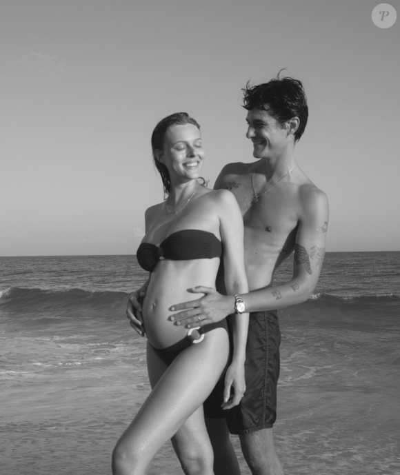 En publiant un cliché de lui et de son épouse, au baby bump bien arrondi

Kungs et sa femme enceinte - Instagram