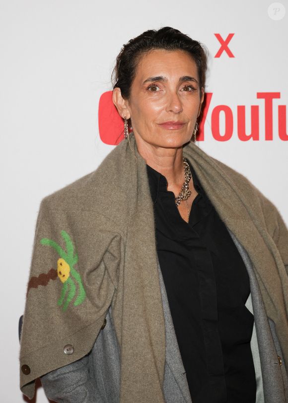 En 2015, Mademoiselle Agnès est devenue maman d'une petite fille adoptée au Vietnam. Son prénom ? Swan.

Mademoiselle Agnès au photocall de la soirée de lancement de la chaine YouTube de Cristina Cordula au cinéma Pathé Palace à Paris.

Photo : Guirec Coadic  /Bestimage