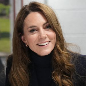 Le prince William, prince de Galles, et Catherine (Kate) Middleton, princesse de Galles, rencontrent des joueurs blessés, en marge du match du tournoi des Six Nations entre le Pays de Galles et l'Angleterre à Cardiff, le 15 mars 2025.