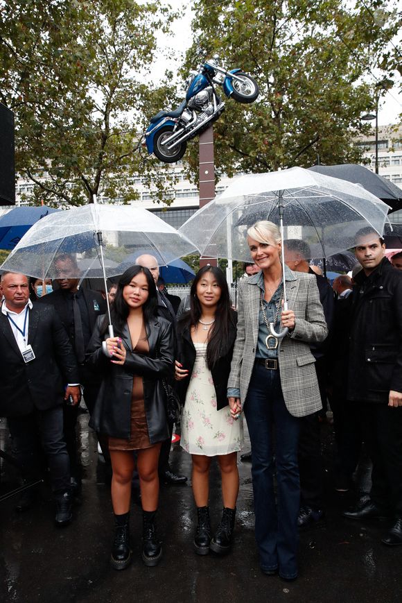 Exclusif - No Web - Laeticia Hallyday et ses filles Jade et Joy - Inauguration de l'esplanade "Johnny Hallyday" et de la statue "Quelque chose de ..." de l'artiste Bertrand Lavier sur le parvis de la salle de concert AccorHotels Arena Paris Bercy à Paris. Le 14 septembre 2021
© Borde-Jacovides-Moreau / Bestimage