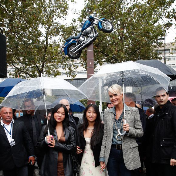 Exclusif - No Web - Laeticia Hallyday et ses filles Jade et Joy - Inauguration de l'esplanade "Johnny Hallyday" et de la statue "Quelque chose de ..." de l'artiste Bertrand Lavier sur le parvis de la salle de concert AccorHotels Arena Paris Bercy à Paris. Le 14 septembre 2021
© Borde-Jacovides-Moreau / Bestimage
