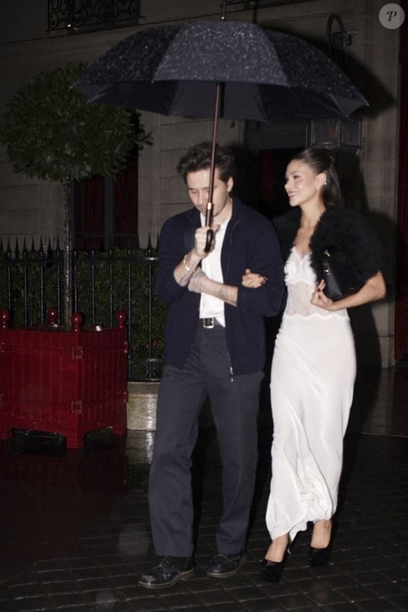 La légende du football David Beckham et sa femme Victoria ont été aperçus quittant l'hôtel La Réserve avec leur famille pour un dîner à Paris. Brooklyn Beckham, Nicola Peltz (Backgrid USA / Bestimage).