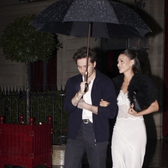 La légende du football David Beckham et sa femme Victoria ont été aperçus quittant l'hôtel La Réserve avec leur famille pour un dîner à Paris. Brooklyn Beckham, Nicola Peltz (Backgrid USA / Bestimage).