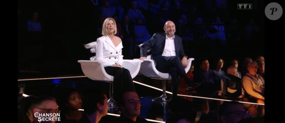 "Tu as vu ?", lâche-t-il, visiblement stupéfait, en adressant à sa chérie un regard débordant de tendresse.

"La Chanson secrète" : Kad Merad était l'invité de l'émission avec Michèle Laroque le 26 décembre 2025 TF1