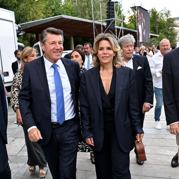 Christian Estrosi, le maire de Nice, avec sa femme, Laura Tenoudji Estrosi et ses invités d'honneur Renaud Muselier, le président de la région PACA, et Denise Fabre, a orchestré "Lou Festin Nissart", un diner amical et convivial autour du maire, au jardin Albert 1er sur la Coulée Verte à Nice le 28 août 2025. © Bruno Bebert/Bestimage