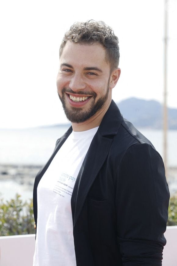 En effet, l'interprète d'Abdel est décédé en 2023

Marwan Berreni lors du photocall de "Plus Belle La Vie" lors du festival Cannes Series 2022. Cannes le 23 avril 2022.
© Denis Guignebourg/Bestimage