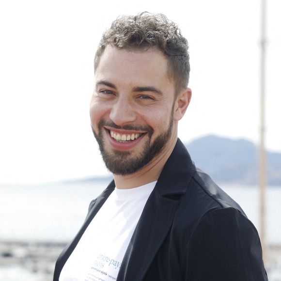 En effet, l'interprète d'Abdel est décédé en 2023

Marwan Berreni lors du photocall de "Plus Belle La Vie" lors du festival Cannes Series 2022. Cannes le 23 avril 2022.
© Denis Guignebourg/Bestimage