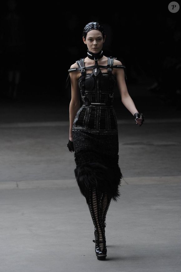 Défilé Alexander McQueen présenté à Paris le 8 mars 2011