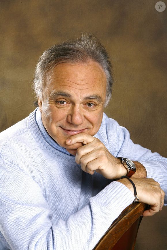 Le présentateur de télévision français Laurent Cabrol pose à Paris, France, en décembre 2006. Photo de VIM/ABACAPRESS.COM