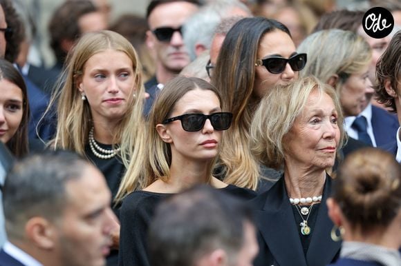 Héloïse Agostinelli, la fille de la défunte, et sa grand-mère, Françoise Dufour - Sortie des obsèques de Mathilde Favier en l'église Saint-Sulpice à Paris le 31 aout 2026. © Dominique Jacovides-Cyril Moreau/Bestimage