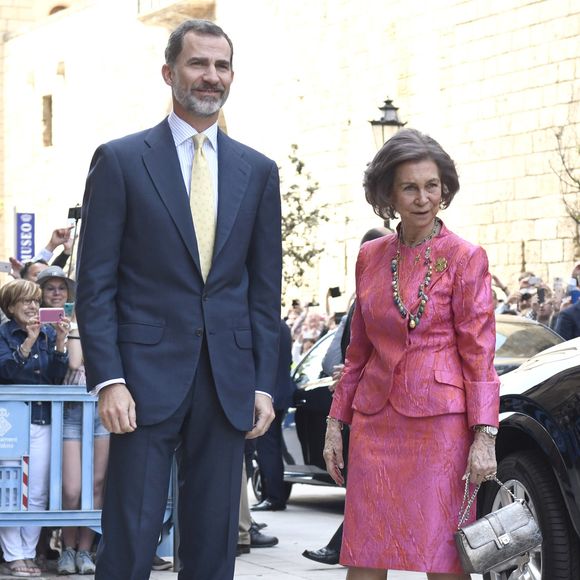 Le roi Felipe VI d'Espagne et sa mère la reine Sofia d'Espagne - La famille royale d'Espagne a assisté à la messe de Pâques en la cathédrale de Palma de Majorque, le 16 avril 2017. AGENCE / BESTIMAGE