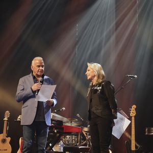 Exclusif - Michel Fugain, Véronique Sanson - Michel Fugain et Véronique Sanson se décorent mutuellement de l'Ordre des Arts et des Lettre à l'occasion du concert de Michel Fugain et de sa femme Sanda à Bobino, Paris le 27 janvier 2025.
Michel Fugain, icône de la chanson française, a célébré en 2024 ses 60 ans de carrière avec un nouvel album intitulé La Vie, l'Amour, etc....
Pour marquer cet événement, il a entamé une tournée exceptionnelle qui passera par plusieurs scènes parisiennes en 2025.
À Paris, il se produira à Bobino les lundis 13, 20 et 27 janvier, ainsi que le 3 février 2025, à 20h30. Ce spectacle, également nommé La Vie, l'Amour, etc..., propose un voyage musical à travers ses plus grands succès. Chaque chanson, portée par une interprétation pleine de générosité, promet de raviver des souvenirs et d’émouvoir le public. © Jack Tribeca / Bestimage