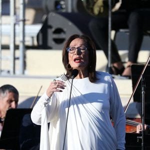 Nana Mouskouri chante les hymnes nationaux français et grec lors de la cérémonie de remise de la flamme olympique. Athènes, Grèce, 26 avril 2024. Photo by Aristidis Vafeiadakis/Zuma Press Wire/ABACAPRESS.COM