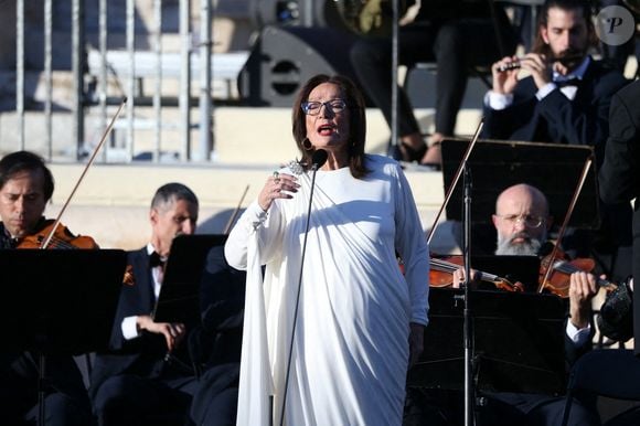 Nana Mouskouri chante les hymnes nationaux français et grec lors de la cérémonie de remise de la flamme olympique. Athènes, Grèce, 26 avril 2024. Photo by Aristidis Vafeiadakis/Zuma Press Wire/ABACAPRESS.COM