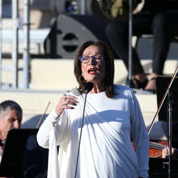 Nana Mouskouri chante les hymnes nationaux français et grec lors de la cérémonie de remise de la flamme olympique. Athènes, Grèce, 26 avril 2024. Photo by Aristidis Vafeiadakis/Zuma Press Wire/ABACAPRESS.COM
