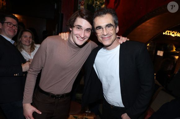 Ce dimanche 10 août, le fils de l'ex-Première Dame et de Raphaël Enthoven a publié une série de photos dépaysantes.

Exclusif - Aurélien Enthoven et son père Raphael Enthoven assistent au lancement du livre Raphaël Enthoven "L'esprit Artificiel" à Paris, le 23 janvier 2024.

Photo : Jerome Dominé / ABACAPRESS.COM