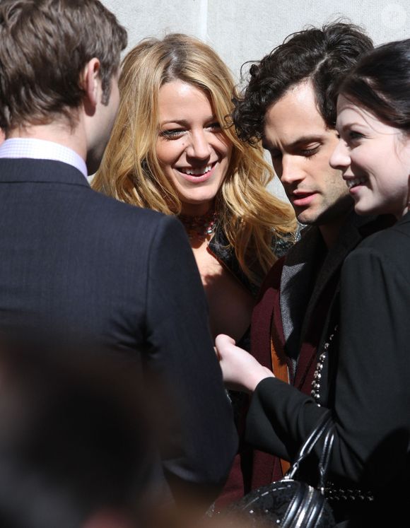 Sur Instagram, elle a écrit : "Le monde a perdu une personne profondément sensible et bonne en la personne de Michelle. Que son travail et son immense talent restent dans la mémoire de ceux qui ont eu la chance de vivre sa passion".

Blake Lively, Chace Crawford, Michelle Trachtenberg et Penn Badgley sur le tournage de "Gossip Girl", à New York, le 11 octobre 2012.

Photo : Fameflynet / Bestimage