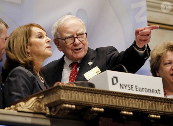 Le président de Berkshire Hathaway, Warren E. Buffett, et la PDG de Business Wire, Cathy Baron Tamraz, sonnent la cloche d'ouverture à la Bourse de New York après l'ouverture de Wall Street, à New York, le 30 septembre 2011. Photo by John Angelillo/UPI/ABACA