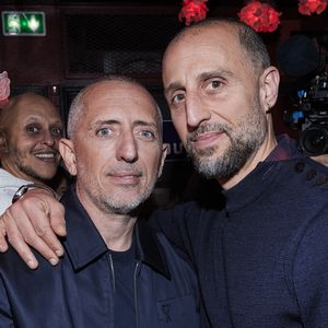 Exclusif - Gad Elmaleh et son frère Arié Elmaleh - Inauguration du Michou Comedy Club avec Gad Elmaleh à Paris le 17 mars 2025. 
Le cabaret transformiste parisien Michou, créé en 1957, est devenu lundi soir un club dédié au stand-up, à l'initiative de son nouveau propriétaire Gad Elmaleh, une aventure qui relève "de la main tendue, de la transmission". 
"Il n'y aura jamais de grand joueur sans centre de formation. Et on est à la fois un terrain, un lieu du match, un lieu de vie, d'échange, de rencontres", a ajouté l'humoriste qui a créé un premier comedy club, Le Vig's, à Marseille il y a quelques semaines. 
"Je ressens beaucoup d'émotion. La satisfaction de voir la naissance des carrières, c'est énorme!", pour celui qui "préfère créer des comedy clubs pour découvrir des talents plutôt que d'avoir un jour une rue à (son) nom".
D'une capacité de 80 spectateurs, le Michou Comedy Club est ouvert dans un premier temps du mercredi au samedi, avec l'objectif de programmer des "standupers" en début de carrière toute la semaine.
L'humoriste P. de Saint Sernin, vu le samedi soir dans "Quelle Époque!" sur France 2, était à l'affiche du plateau inaugural.
G. Elmaleh a été choisi par la justice en octobre pour racheter le fonds de commerce de "Chez Michou".
Son fondateur, surnommé Michou, est décédé début 2020. L'établissement a ensuite connu des difficultés financières et a été mis en liquidation judiciaire l'été dernier.
Pour C. Catty-Jacquart, la nièce de Michou, "Gad Elmaleh va continuer à faire vivre le 80 rue des Martyrs, tombé entre de bonnes mains comme Michou l'aurait aimé. On aurait été malheureux que le lieu devienne autre chose qu'un cabaret".
En 2003, Gad Elmaleh, figure francophone de l'humour, a interprété au cinéma le personnage de "Chouchou", un travesti exubérant.
"C'est ici, chez Michou, que j'ai peaufiné l'écriture des scènes de cabaret de mon film", a raconté l'humoriste.
"Le cabaret Michou, c'est une histoire. Je n'avais pas envie de changer quoi que ce soit. On a tout laissé intact, les photos, les cadres dorés typiques sur les murs".
Il s'offre une adresse internationalement connue dont le fondateur, surnommé "le prince bleu de Montmartre", a inspiré "La Cage aux folles" au comédien et auteur J. Poiret dans les années 1970.
Berceau du transformisme et plus petit cabaret de Paris, "Chez Michou" présentait depuis 68 ans un dîner-spectacle avec des travestis surnommés les "Michettes", imitant des vedettes de la chanson et du cinéma comme S. Vartan, A. Girardot, J. Hallyday, M. Mathieu ou Dalida. © Cyril Moreau/Bestimage