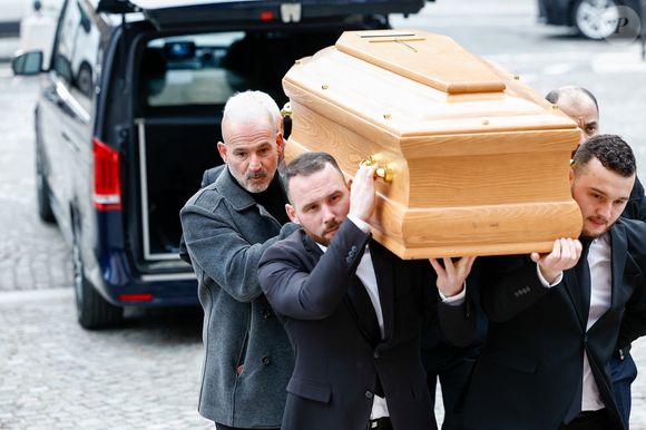 Stéphane Courbis porte le cercueil de son père - Arrivées à la cérémonie religieuse en hommage à Rolland Courbis dans l'église de la Madeleine à Paris, France, le 14 janvier 2026. © Jacovides-Moreau/Bestimage