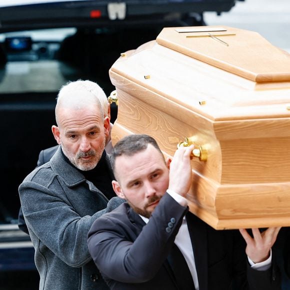 Stéphane Courbis porte le cercueil de son père - Arrivées à la cérémonie religieuse en hommage à Rolland Courbis dans l'église de la Madeleine à Paris, France, le 14 janvier 2026. © Jacovides-Moreau/Bestimage