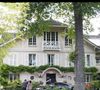 Une cinquantaine d’amis, fidèles de Johnny comme de Laeticia, avaient répondu présent pour partager souvenirs, sourires et quelques larmes. 

Johnny Hallyday se prépare à quitter sa maison de Marnes-la-Coquette - Concert gratuit de Johnny Hallyday au champs de Mars aux pieds de la Tour Eiffel pour le 14 juillet 2009, tournée "Tour 66"
ANGELI-BORDE-RINDOFF-GUIZARD / BESTIMAGE