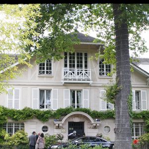 Une cinquantaine d’amis, fidèles de Johnny comme de Laeticia, avaient répondu présent pour partager souvenirs, sourires et quelques larmes. 

Johnny Hallyday se prépare à quitter sa maison de Marnes-la-Coquette - Concert gratuit de Johnny Hallyday au champs de Mars aux pieds de la Tour Eiffel pour le 14 juillet 2009, tournée "Tour 66"
ANGELI-BORDE-RINDOFF-GUIZARD / BESTIMAGE
