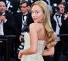 "Je crois que le problème ce n'est pas une danse de deux secondes", a-t-elle déclaré. 

Ester Exposito - Montée des marches du film "La Bataille de Gaulle : L'âge de fer" lors du 79ème Festival International du Film de Cannes, le 20 mai 2026.