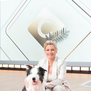 Exclusif - Anne-Elisabeth Lemoine et le chien Messi sur le plateau de l'émisson "C à vous" lors du 77ème Festival International du Film de Cannes le 15 mai 2024.
 © Jack Tribeca / Bestimage