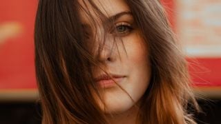 Comment donner de l'épaisseur aux cheveux fins ? Les experts recommandent cette coiffure ultra simple